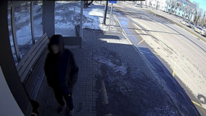 В Благовещенске автобусный павильон пострадал от рук очередного вандала - gtrkamur.ru