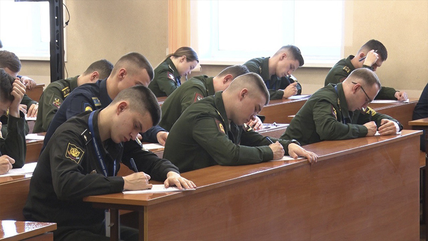 Курсанты из военных вузов России проверили знание иностранного языка на базе ДВОКУ - gtrkamur.ru