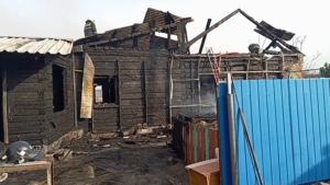 В поселке Новобурейский ликвидировали сильный пожар, из-за которого серьезно пострадало несколько построек - gtrkamur.ru