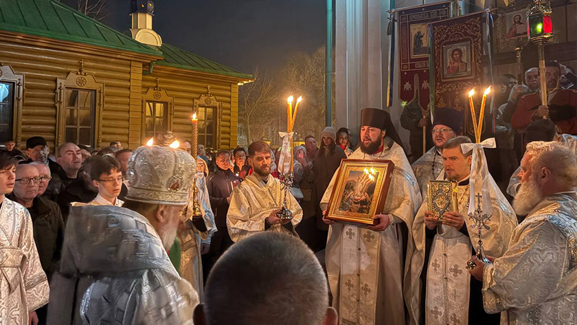 Самый радостный и светлый: на утреннюю и ночную Пасхальные службы амурчане приходили целыми семьями - gtrkamur.ru