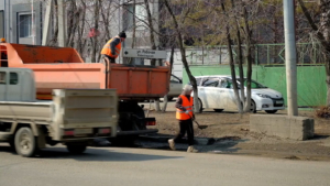 К аварийному ямочному ремонту дорог приступили городские службы Благовещенска - gtrkamur.ru