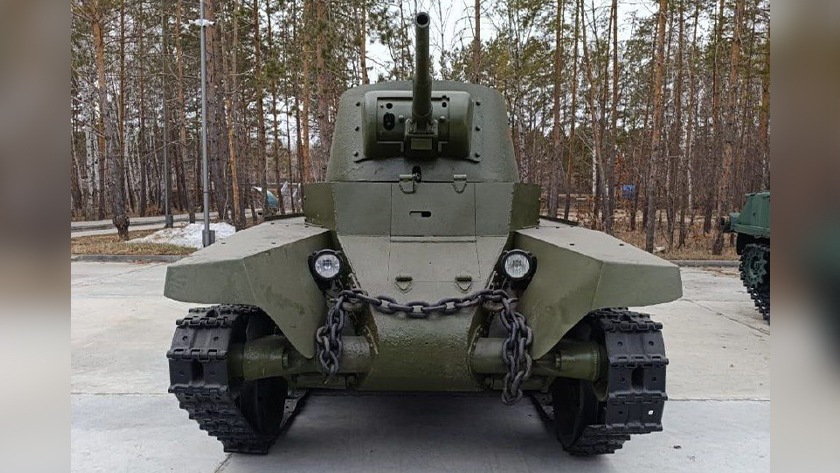 В амурский центр военно-патриотического воспитания «Авангард» доставили танк БТ-7 - gtrkamur.ru