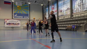 Восстановление через спорт: участники СВО с тяжелыми травмами занимаются волейболом - gtrkamur.ru
