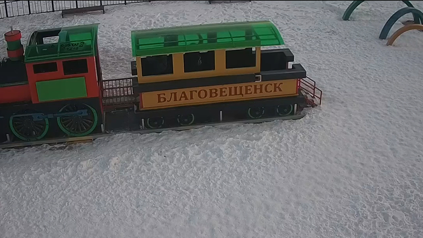 В областном центре от рук несовершеннолетних нарушителей пострадал паровозик на детской площадке - gtrkamur.ru