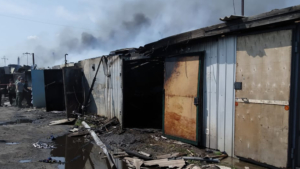 В пгт Серышево ликвидируют пожар в гаражном массиве - gtrkamur.ru