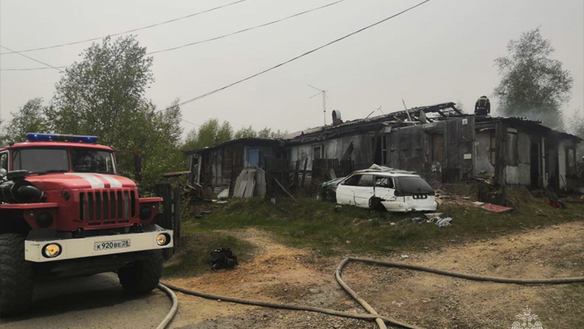 Пожар в частично расселенном доме тушили накануне тындинские огнеборцы - gtrkamur.ru