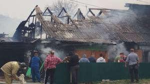 Соседи помогли отстоять жилой дом, загоревшийся в селе Долдыкан - gtrkamur.ru