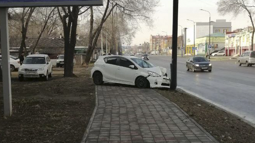 Фонарь вновь стал жертвой дорожного лихачества в Благовещенске - gtrkamur.ru