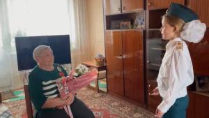 Лицеисты Благовещенска поздравили труженицу тыла с Днем Победы в преддверии праздника - gtrkamur.ru