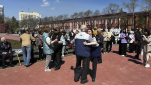 Праздничный вальс Победы станцевали около 700 человек в областной столице - gtrkamur.ru