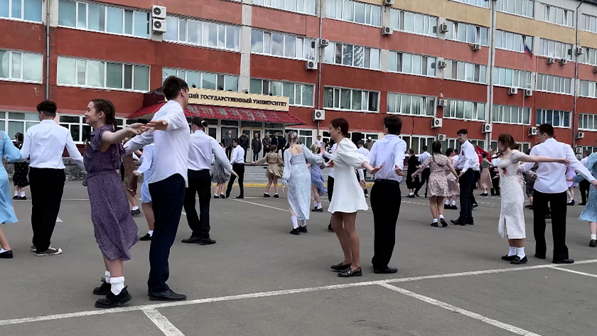 «Вальс Победы» станцевали студенты Благовещенска - gtrkamur.ru