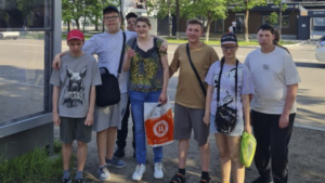 Летний лагерь в Благовещенске помогает подросткам с особенностями здоровья освоить городскую среду - gtrkamur.ru