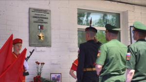 В честь Героя России Артёма Омельяненко, погибшего на СВО, открыли памятную доску в белогорском селе - gtrkamur.ru