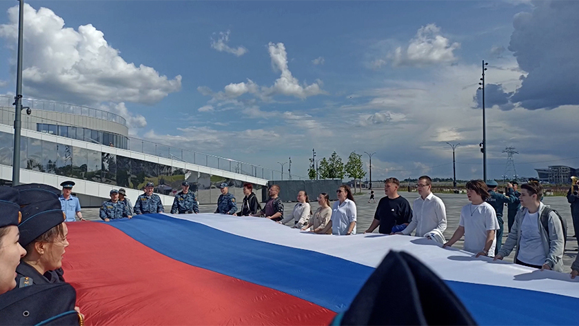Государственный флаг России развернули активисты на набережной Благовещенска - gtrkamur.ru