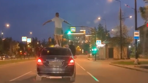 За экстремальные поездки на крыше и капоте авто в Тынде наказали автохулиганов - gtrkamur.ru