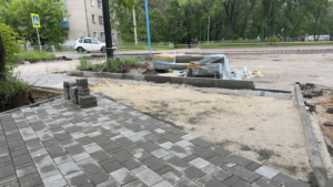 Аллею молодежи в Белогорске продолжают обновлять - gtrkamur.ru