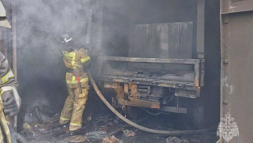 Грузовик сгорел в Белогорске во время пожара в гараже - gtrkamur.ru
