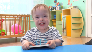 «Счастье каждому»: добрый и жизнерадостный Рома ждет заботливых маму и папу - gtrkamur.ru