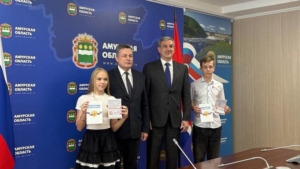 В областном правительстве торжественно вручили паспорта юным амурчанам в преддверии Дня России - gtrkamur.ru
