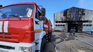Свыше тысячи квадратных метров в производственном помещении Благовещенска потушили сегодня огнеборцы - gtrkamur.ru