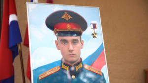 Мемориальную доску в честь Героя России Виктора Пыжова открыли в Ключевской школе - gtrkamur.ru