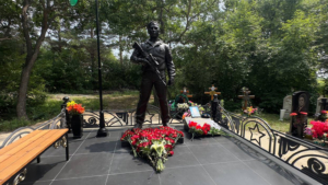 В Крещеновке открыли мемориал в честь кавалера Ордена Мужества Александра Лютаря - gtrkamur.ru