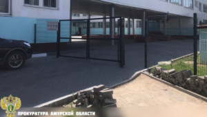 Бордюрный пандус у школы в Благовещенске появился после вмешательства прокуратуры - gtrkamur.ru