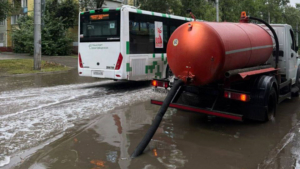 Воду на дорогах в Благовещенске после ливней откачивают более десятка единиц спецтехники - gtrkamur.ru