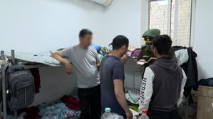 Более двух десятков мигрантов проверили правоохранители во время очередного рейда в областной столице - gtrkamur.ru