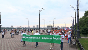 Почти две тысячи амурчан прошли по Благовещенску в составе участников всероссийского парада семей - gtrkamur.ru