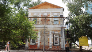 Фасад Детской музыкальной школы в областной столицы ремонтируют впервые за 20 лет - gtrkamur.ru