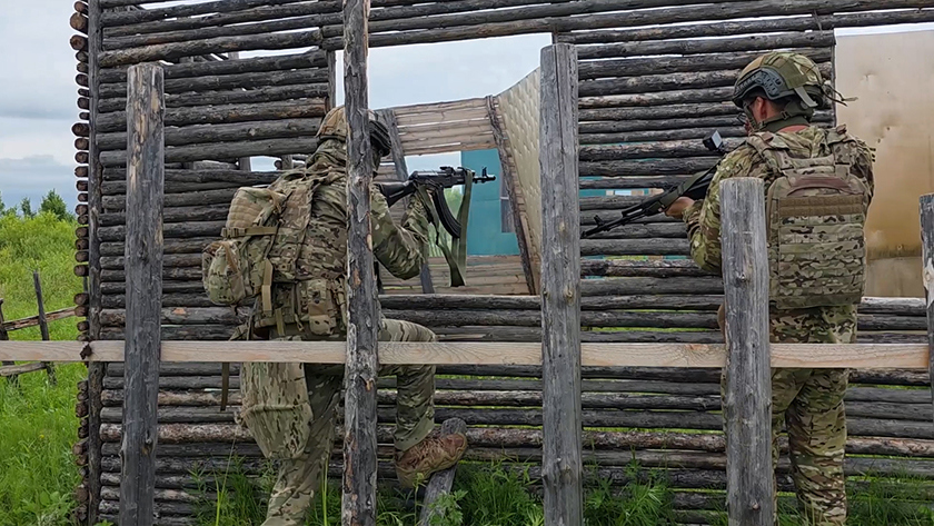 Амурские мотострелки отработали штурм укреплений противника с применением страйкбольного оружия и дронов - gtrkamur.ru
