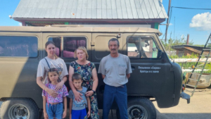 Три многодетные семьи в Амурской области получили автомобили по нацпроекту - gtrkamur.ru