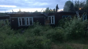 В поселке Ерофей Павлович вспыхнувший пожар уничтожил кровлю жилого дома - gtrkamur.ru