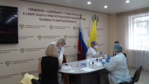 Сотрудники Роспотребнадзора одними из первых в Приамурье поставили прививку от гриппа - gtrkamur.ru