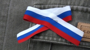 Патриотическую символику с триколором раздали благовещенцам в честь Дня Государственного флага - gtrkamur.ru