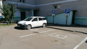 В благовещенских Чигирях возле МКД сделали парковку для инвалидов после вмешательства прокуратуры - gtrkamur.ru