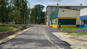 В военном городке Екатеринославки обновили дворовые проезды по поручению Василия Орлова - gtrkamur.ru