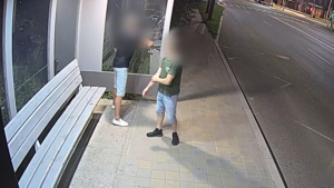 Нетрезвые вандалы разбили остановку в Благовещенске - gtrkamur.ru