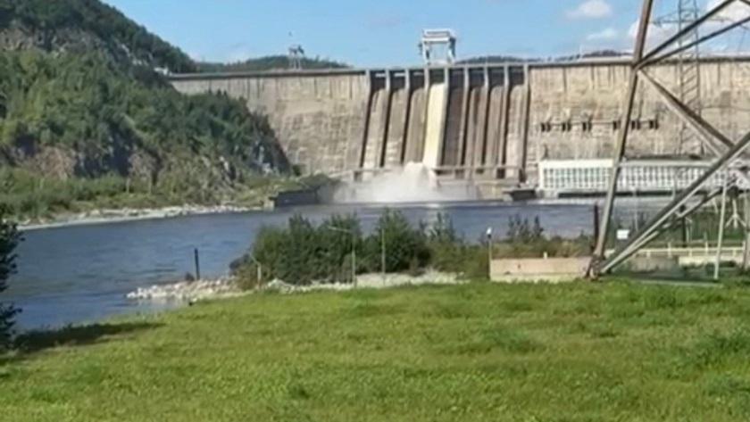 На Зейской ГЭС начали холостой сброс воды из водохранилища - gtrkamur.ru