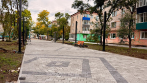 В Белогорске завершается строительство второго участка Аллеи молодежи - gtrkamur.ru