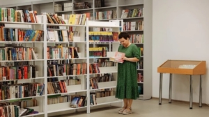 Новая жизнь старой библиотеки: в Нижней Полтавке создали современное книжное пространство - gtrkamur.ru