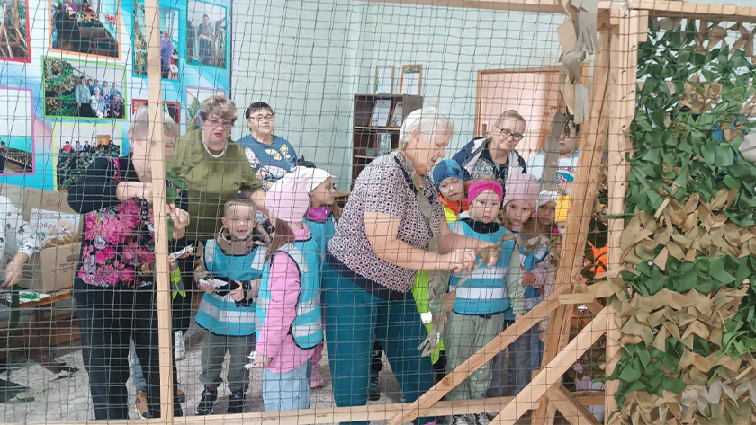 Дошколята из Возжаевки плетут маскировочные сети и изготавливают окопные свечи для передовой - gtrkamur.ru