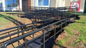После вмешательства прокуратуры в Михайловском доме культуры установили пандус - gtrkamur.ru
