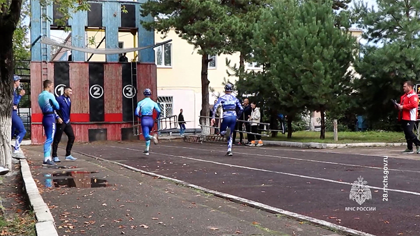 Огнеборцы области состязались в соревнованиях по пожарно-спасательному спорту - gtrkamur.ru