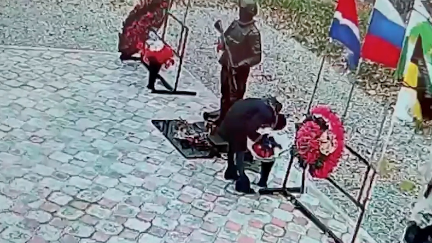 Женщина в Тынде пыталась поджечь венки и разбила фонари у мемориала бойцам СВО - gtrkamur.ru