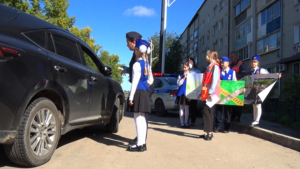 Безопасность на ж/д переездах: школьники и правоохранители провели акцию на дорогах областного центра - gtrkamur.ru