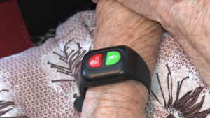 С кнопкой SOS и громкой связью: в Приамурье тестируют специальные браслеты для одиноких пенсионеров - gtrkamur.ru