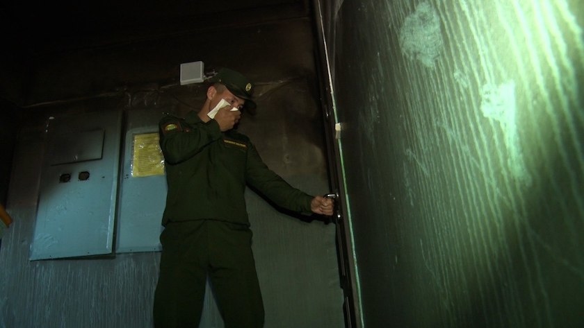 Курсанты ДВОКУ спасли женщину из горящего дома в областном центре - gtrkamur.ru