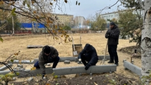 Еще один двор мечты: к концу месяца на Калинина, 130 появятся качели, горки и тренажёры - gtrkamur.ru
